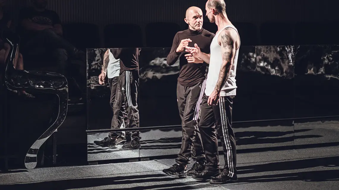 Jerzy Walczak i Tomasz Jakubczyk w spektaklu „Kibice” w reż. Michała Buszewicza, Teatr Żydowski w Warszawie. / BARTEK WARZECHA / TEATR ŻYDOWSKI