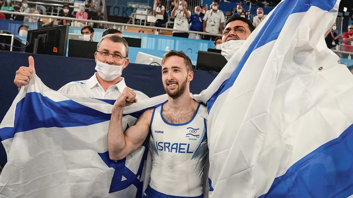 Gimnastyk Artiom Dołgopiat – urodzony na Ukrainie, syn żydowskiego ojca i nieżydowskiej matki – zdobył w Tokio złoty medal olimpijski dla Izraela. 1 sierpnia 2021 r. / NATACHA PISARENKO / AP / EAST NEWS