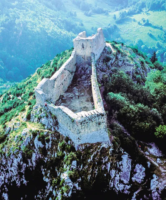 Wzgórze Montségur z ruinami zamku, stan obecny. / RIEGER BERTRAND / AFP / EAST NEWS