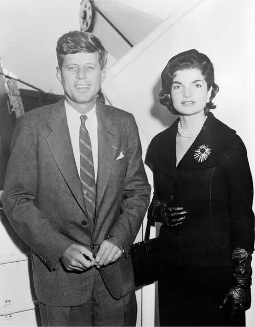John F. Kennedy i jego żona Jacqueline na pokładzie amerykańskiego statku, którym wracali z podróży po Europie do USA; 11 października1955 r. / fot. Bettmann/Corbis / 