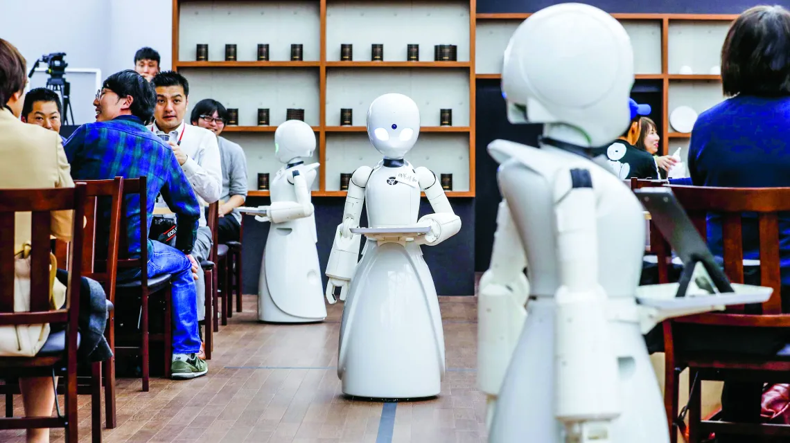 W kawiarni w Tokio można zostać obsłużonym przez robota. Nie są one autonomiczne – zdalnie kontrolują je z domów osoby niepełnosprawne ruchowo. / KYODO NEWS / GETTY IMAGES