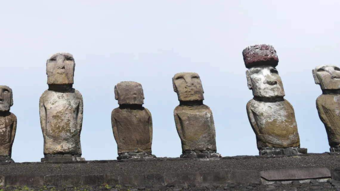 Posągi moai w Parku Narodowym Rapa Nui na Wyspie Wielkanocnej / JOHN MILNER / SOPA / GETTY IMAGES / JOHN MILNER / SOPA / GETTY IMAGES