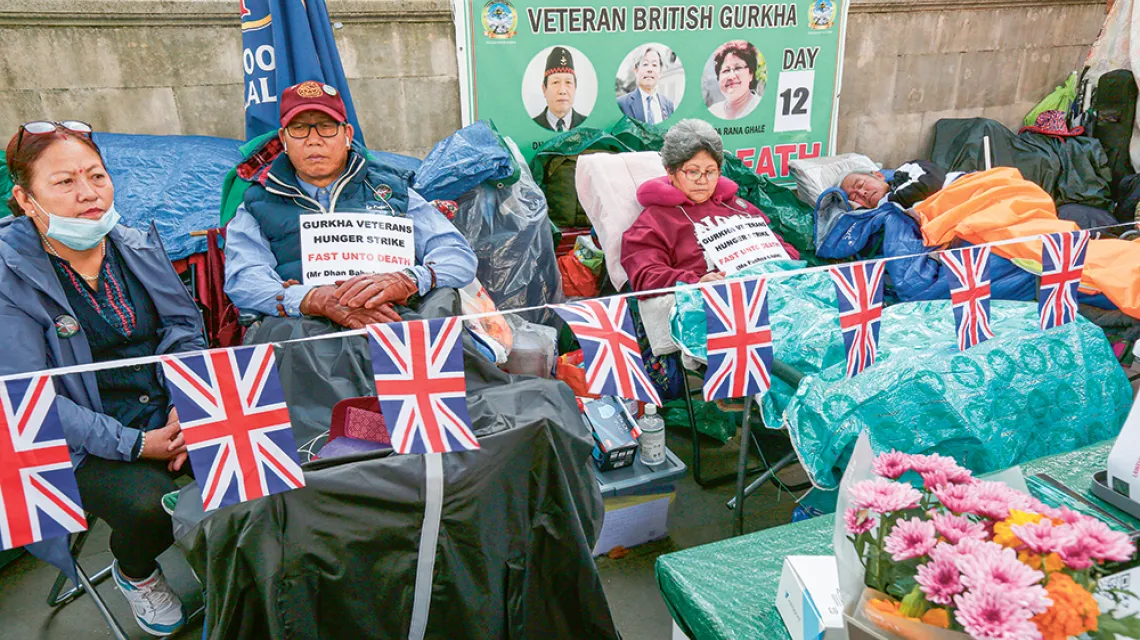 Strajk głodowy dwóch emerytowanych gurkhijskich żołnierzy oraz wdowy po weteranie przed siedzibą premiera na Downing Street. Londyn, 18 sierpnia 2021 r. / MARTIN POPE / SOPA / GETTY IMAGES