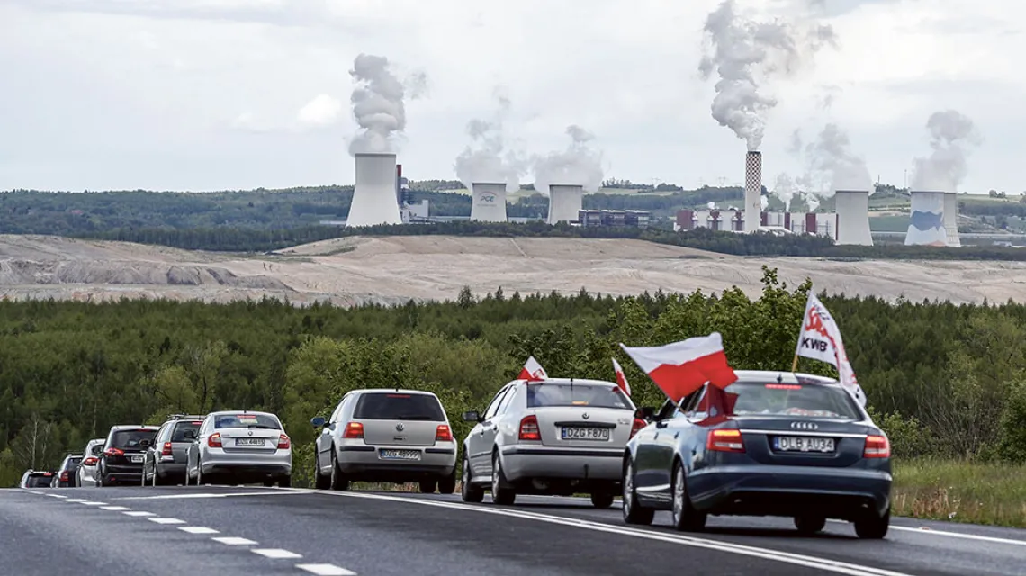 Polskie samochody jadą na blokadę czeskiej granicy niedaleko kopalni Turów,  25 maja 2021 r. / PETR DAVID JOSEK / AP / EAST NEWS
