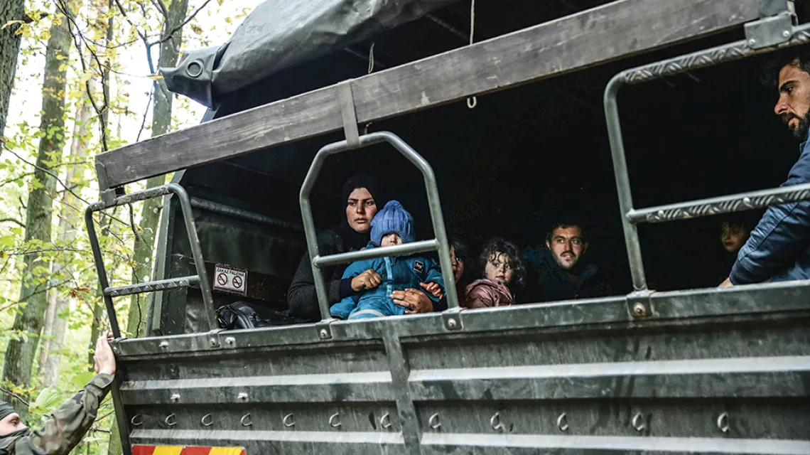 Imigranci z Iraku w wojskowej ciężarówce  na granicy polsko- -białoruskiej. Hajnówka,  14 października 2021 r. / KACPER PEMPEL / REUTERS / FORUM