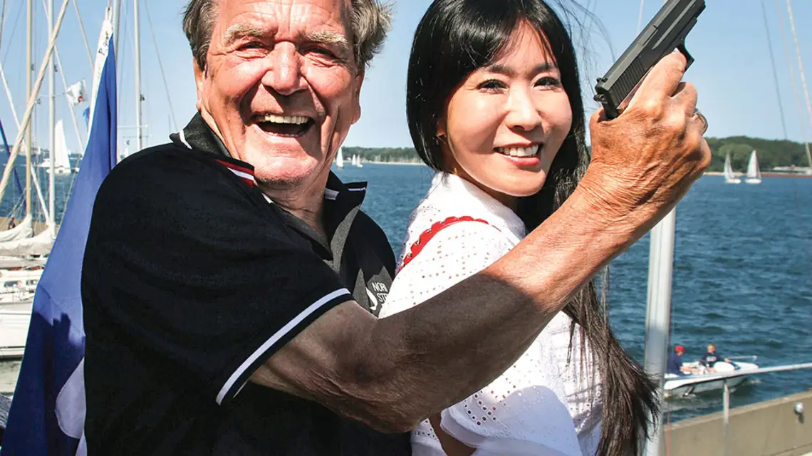 Były kanclerz Gerhard Schröder i jego żona Soyeon Schröder-Kim otwierają regaty na Morzu Bałtyckim. Kilonia, 23 czerwca 2019 r. / AFP / EAST NEWS