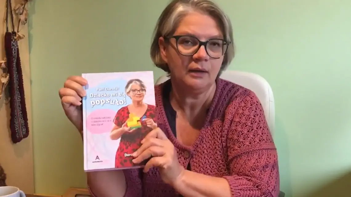 Dorota Zawadzka ze swoją książką „Pani Doroto! Dziecko mi się popsuło!” / Kadr z filmu na youtube'owym kanale autorki
