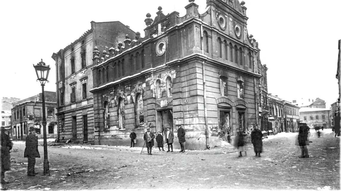 Synagoga Beit Chasidim we Lwowie po pogromie; zdjęcie wykonane między 22 a 24 listopada 1918 r. / DOMENA PUBLICZNA