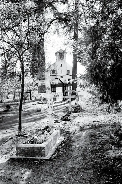 Cmentarz staroobrzędowców na terenie dawnego żeńskiego klasztoru. Wojnowo k. Rucianego-Nidy, maj 2011 / fot. Francois Struzik / 