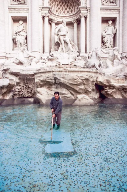 Połów monet wrzucanych przez turystów, Fontanna di Trevi, Rzym, 1994 r. / VITTORIANO RASTELLI / CORBIS / GETTY IMAGES