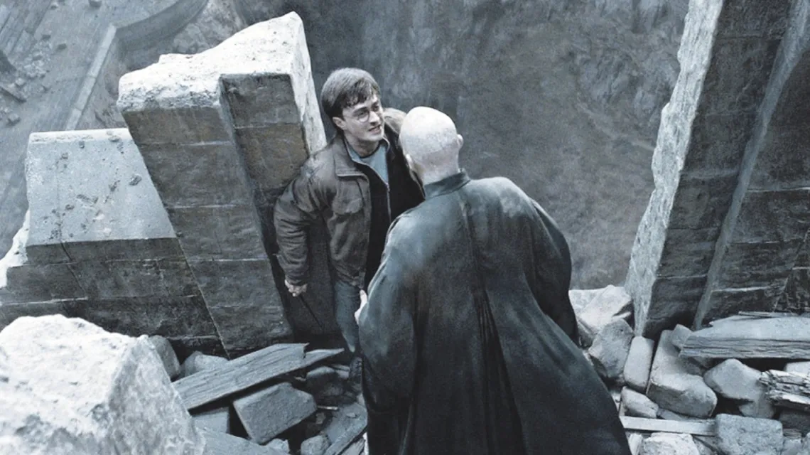Ostatnie spotkanie Harry'ego (Daniel Radcliffe) i Lorda Voldemorta (Ralph Fiennes) / fot. materiały prasowe / 