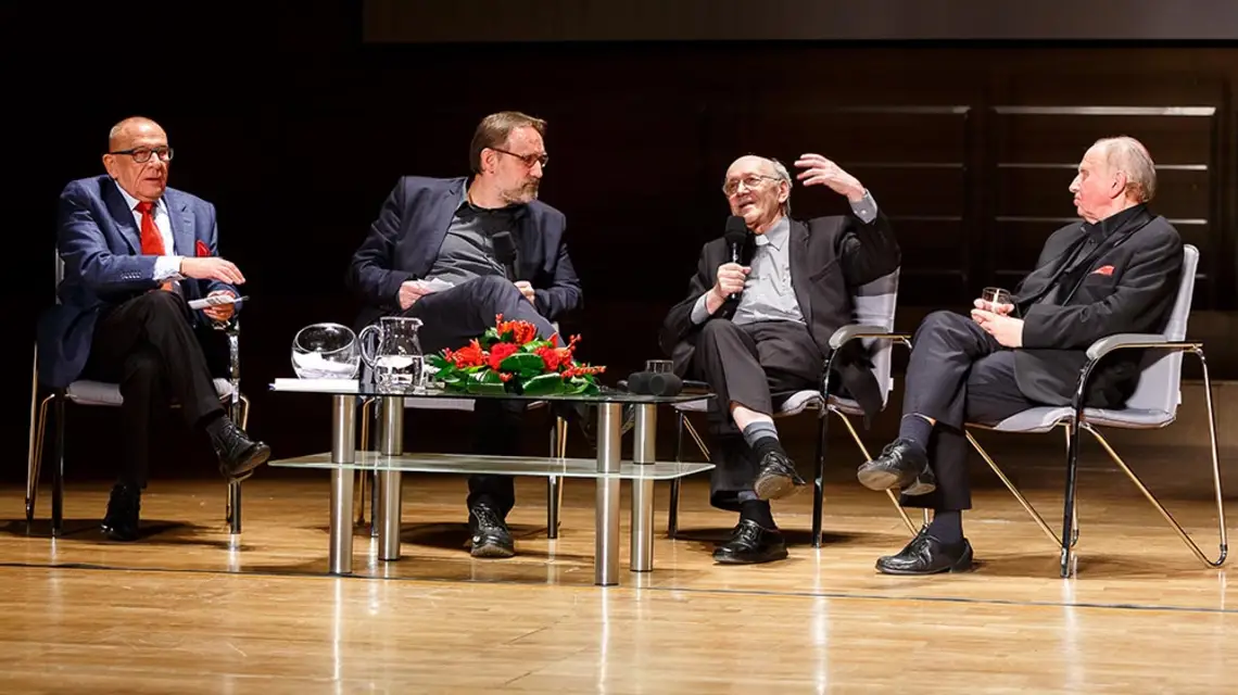 Spotkanie 1: „Od Bacha do gwiazd”. Od lewej: dr Wergiliusz Gołąbek – rektor WSIiZ, Wojciech Bonowicz, ks. prof. Michał Heller i prof. Krzysztof Jakowicz / PIOTR KORDYŚ / WSIIZ