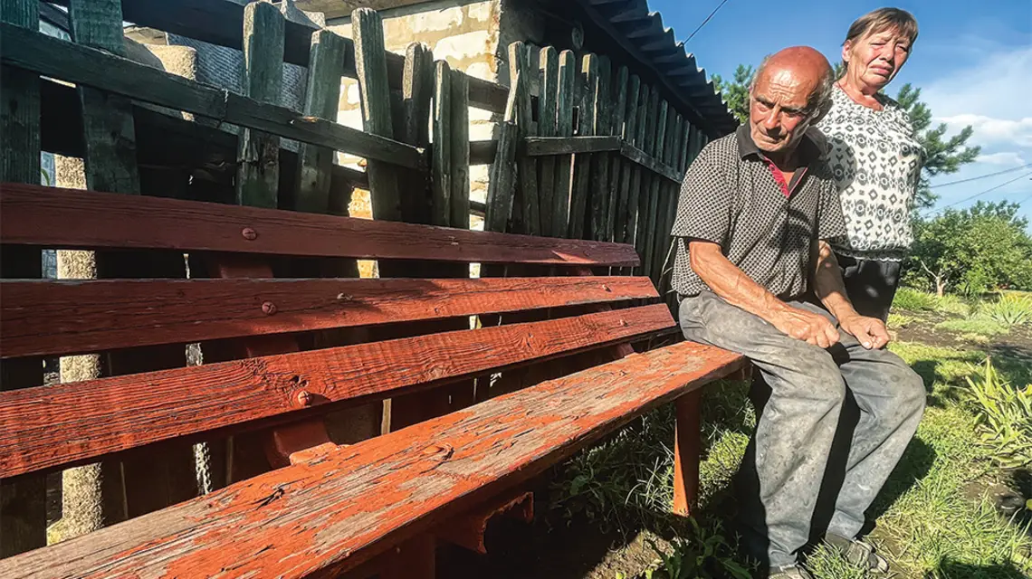 Rodzice Ani, która zginęła w wyniku eksplozji rosyjskiej rakiety. Obwód doniecki, 4 sierpnia 2022 r. / MONIKA ANDRUSZEWSKA