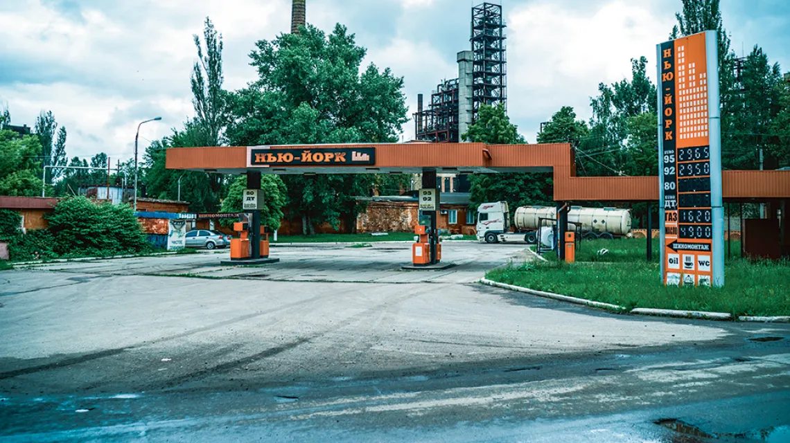 Nazwy „Nowy Jork” do promocji swojej firmy jako pierwszy użył właściciel tej stacji benzynowej, położonej przy fabryce fenolu. Czerwiec 2021 r. / PAWEŁ PIENIĄŻEK