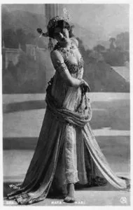 Według legendy super-szpieg, naprawdę call-girl bez pojęcia o polityce: Mata Hari na ilustracji z epoki. / 