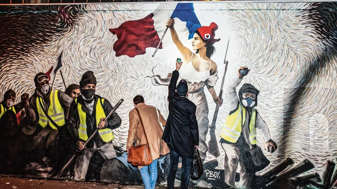Mural w Paryżu wzorowany na XIX-wiecznym obrazie Eugéne’a Delacroix „Wolność prowadząca lud na barykady”. 10 stycznia 2019 r. / DANIEL PIER / NURPHOTO / AFP / EAST NEWS