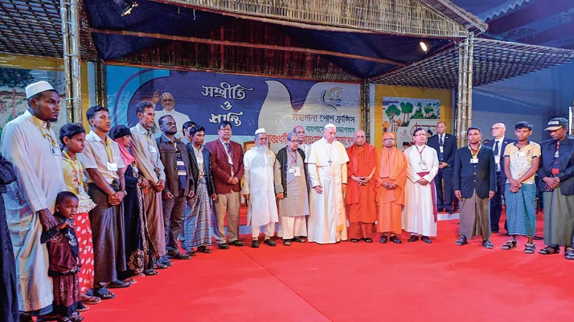 Franciszek uczestniczy w międzyreligijnym spotkaniu dla pokoju w Dhace w Bangladeszu, 1 grudnia 2017 r. / OSSERVATORE ROMANO / EIDON / FORUM