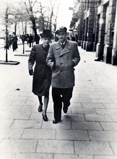 Krzysztof Kamil Baczyński z żoną Barbarą na warszawskiej ulicy, 1943 r. / fot. Muzeum Literatury / East News / 
