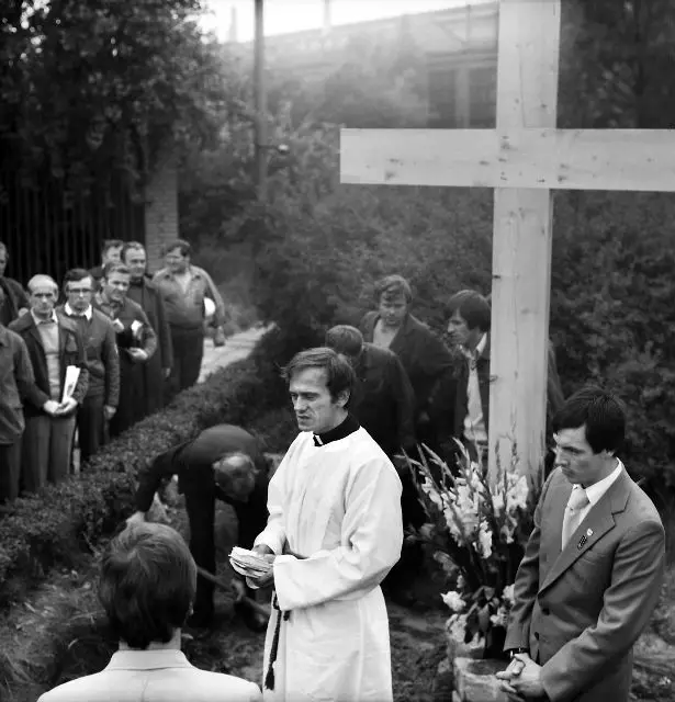 Ks. Jerzy Popiełuszko wśród robotników z Huty Warszawa, w pierwszą rocznicę podpisania Porozumień Sierpniowych; 31 sierpnia 1981 r. /fot. Adam Szymański / zbiory Ośrodka Karta / 