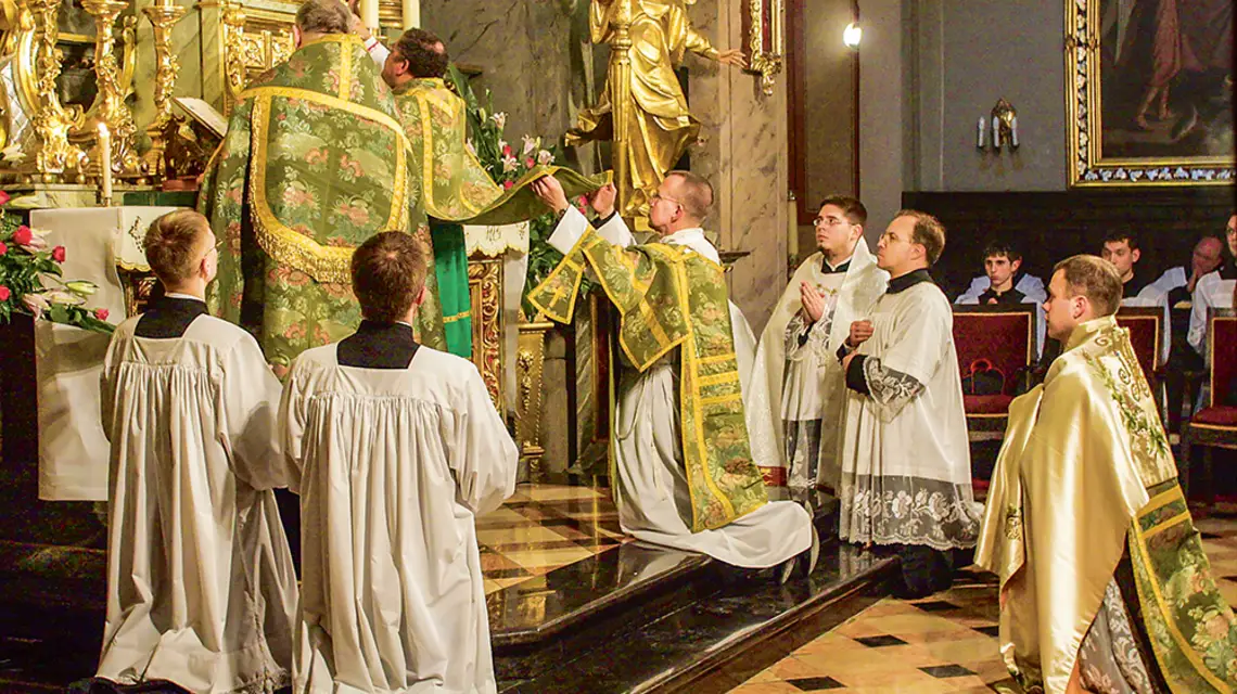 Msza pontyfikalna bp. Josepha Perry’ego w rycie trydenckim, kościół OO. Bonifratrów w Krakowie, listopad 2006 r. / PAWEŁ KULA / PAP