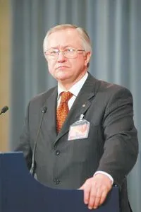 Borys Tarasiuk w Kwaterze Głównej NATO, grudzień 2005 r. / 