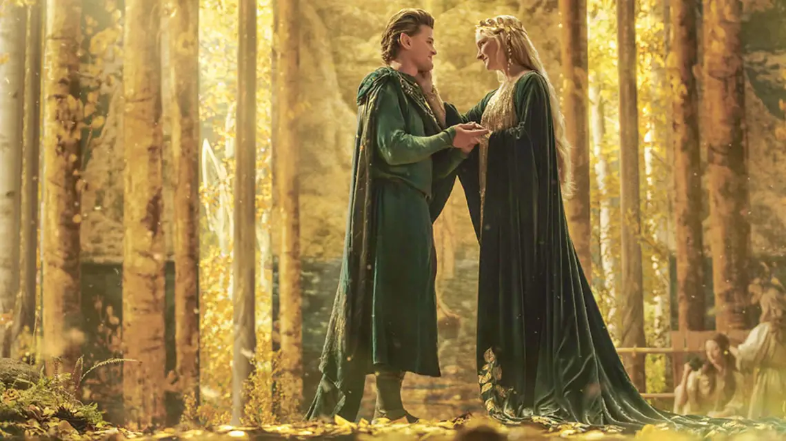 Morfydd Clark jako Galadriela i Robert Aramayo jako Elrond w serialu „Władca Pierścieni: Pierścienie Władzy”, 2022 r. / BEN ROTHSTEIN / PRIME VIDEO / MATERIAŁY PRASOWE