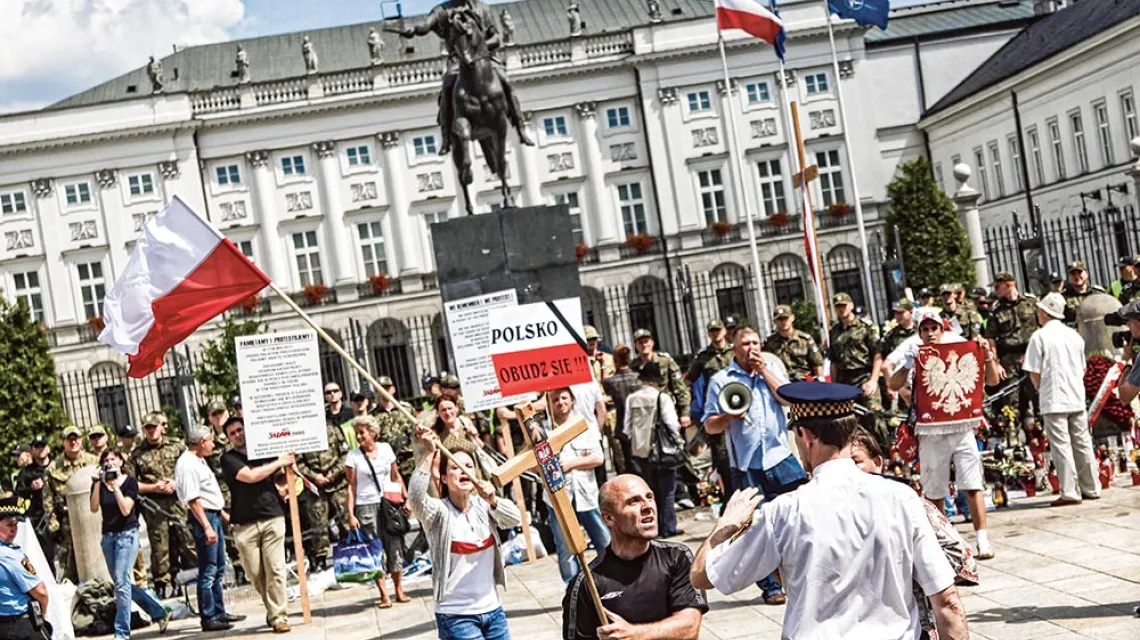 Protesty „w obronie krzyża” na Krakowskim Przedmieściu, Warszawa, 3 sierpnia 2010 r. / ANDRZEJ STAWIŃSKI / REPORTER