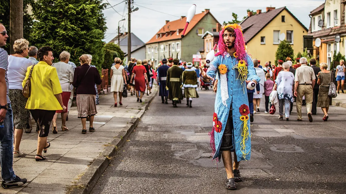 Parada artystów i mieszkańców Goleniowa podczas Festiwalu Ludzka Mozaika, 25 sierpnia 2018 r. / MONIKA BIELENIS / TEATR BRAMA