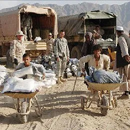 Afgańscy chłopcy z darami rozdzielanymi w ramach pomocy międzynarodowej. Bagram koło Kabulu, październik 2006 /fot. B. Flores - DoD / 