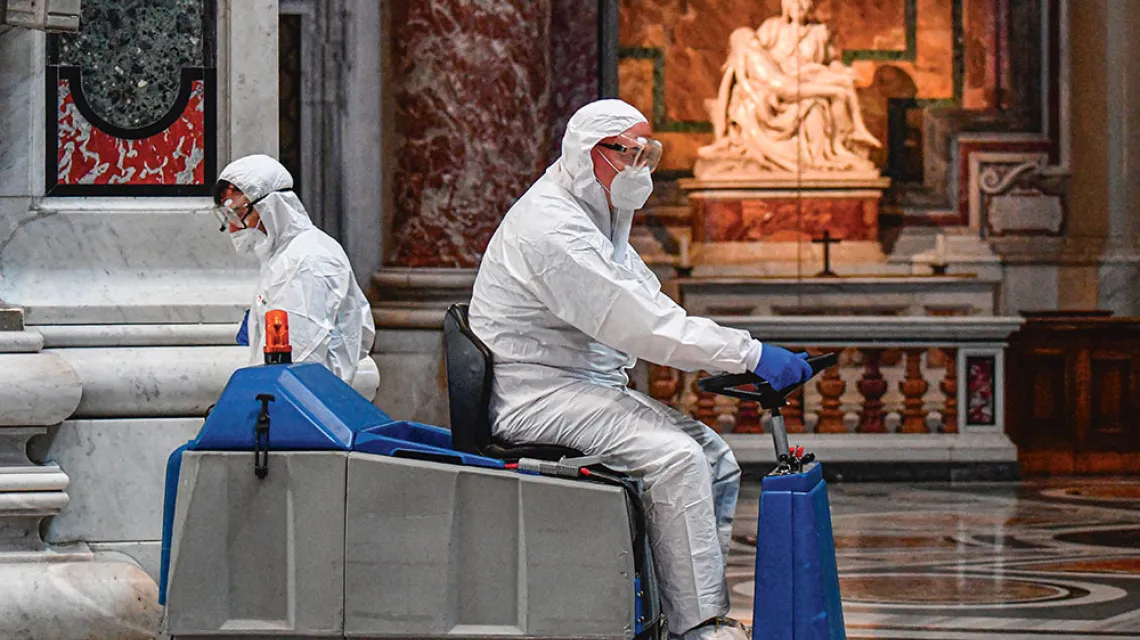 Czyszczenie Bazyliki św. Piotra w Watykanie, 15 maja 2020 r. / ALBERTO PIZZOLI / AFP / EAST NEWS