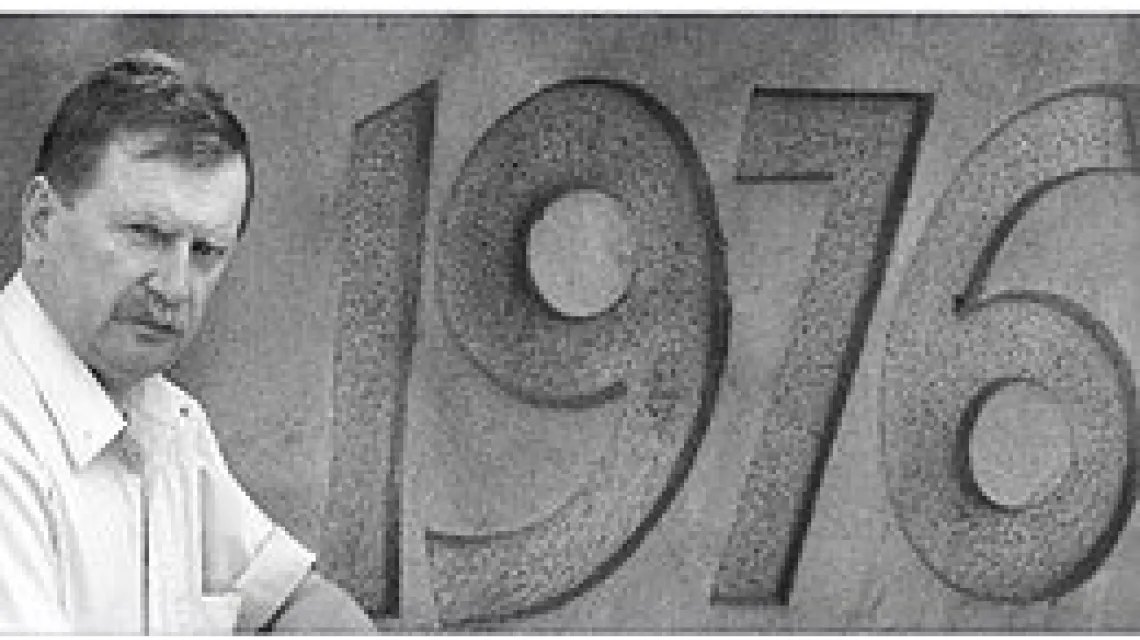 Sylwester Frąc dzisiaj: przy pomniku upamiętniającym protest roku 1976, obok zakładów "Ursusa" /fot. P. Dzięciołowski - Fapapress / 