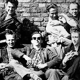 Lee Harvey Oswald (w środku) z kolegami z fabryki Horizont / Fot. www.russianbooks.org / 