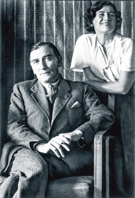 Karol Szymanowski w towarzystwie siostry, śpiewaczki  Stanisławy Korwin-Szymanowskiej, pierwszej wykonawczyni wielu jego pieśni, 1935 r. / NAC