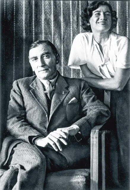 Karol Szymanowski w towarzystwie siostry, śpiewaczki Stanisławy Korwin-Szymanowskiej, pierwszej wykonawczyni wielu jego pieśni, 1935 r. / NAC