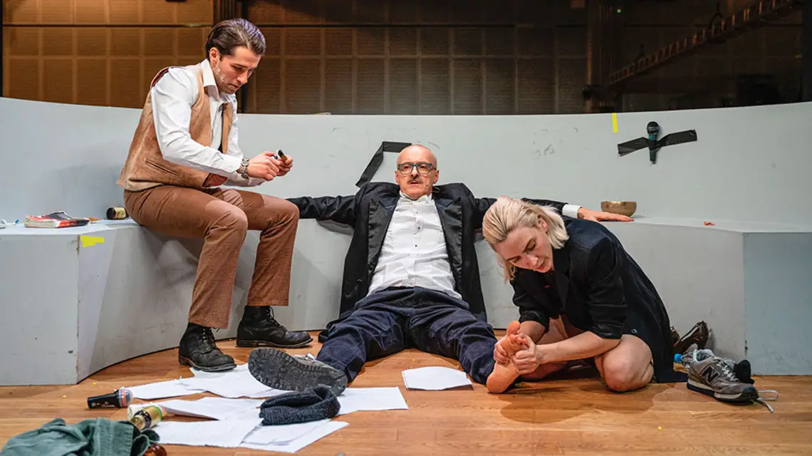 Yacine Zmit, Jacek Poniedziałek i Jaśmina Polak w spektaklu „Powrót do Reims” w reżyserii Katarzyny Kalwat / MAURYCY STANKIEWICZ / NOWY TEATR / MATERIAŁY PRASOWE