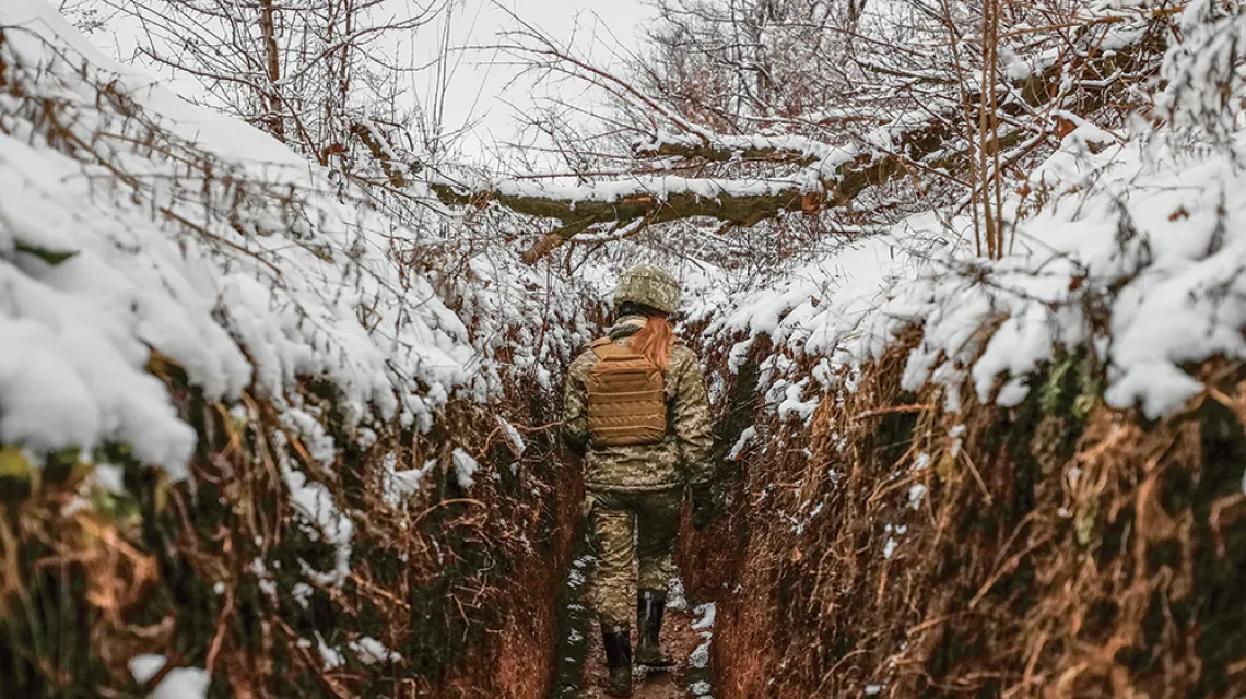 Ukraińska żołnierka na froncie w obwodzie donieckim, 18 grudnia 2021 r. / GLEB GARANICH / REUTERS / FORUM