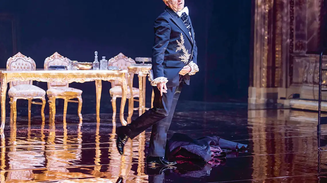Jan Peszek jako Senator w spektaklu „Dziady”, reż. Maja Kleczewska, Teatr im. J. Słowackiego wKrakowie, listopad 2021 r. / BARTEK BARCZYK / MATERIAŁY PRASOWE