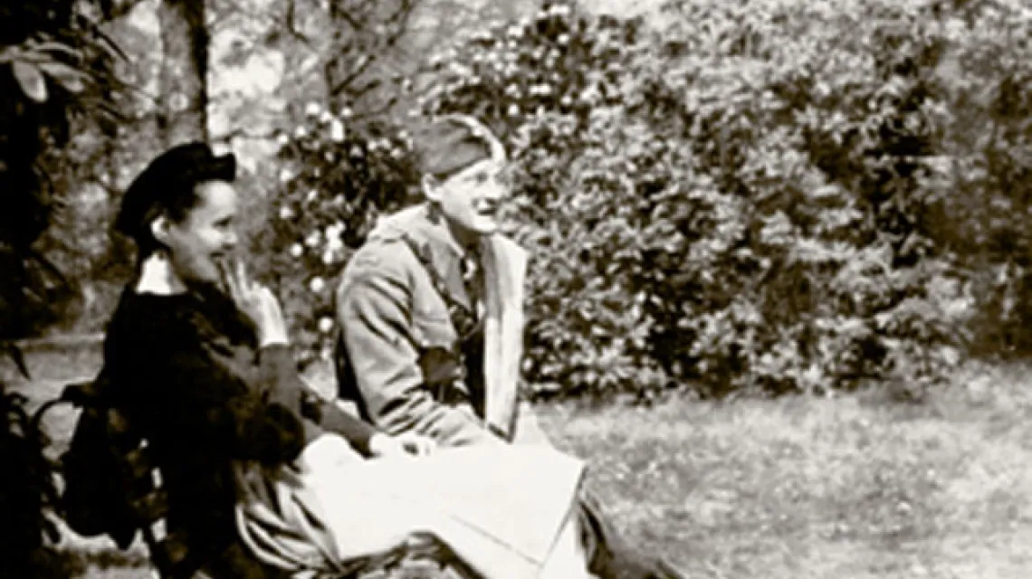 Borsukiewicz w Szkocji, w roku 1941 lub 1942 (nazwiska dziewczyny nie udało się ustalić) /fot. archiwum Gerarda Sowińskiego / 