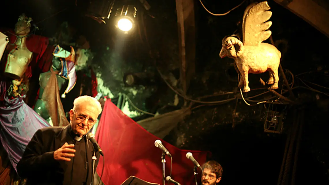 Ks. Adam Boniecki wita gości. Z tyłu prowadzący wieczór Andrzej Franaszek. Piwnica pod Baranami, Kraków, 28 maja 2009 r. /fot. Grażyna Makara / 