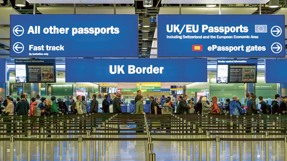 Londyńskie lotnisko Heathrow: Brytyjczycy i mieszkańcy kontynentu jeszcze w jednej kolejce. / PAP / ALAMY