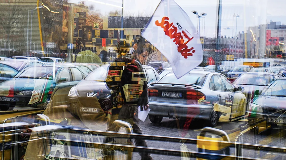Pikieta działaczy Małopolskiej Solidarności przy sklepie Lidla. Kraków, luty 2014 r. / M.LASYK / REPORTER