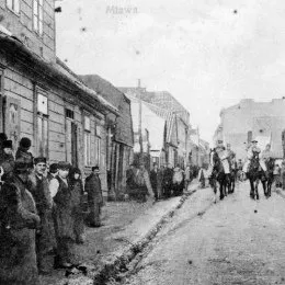 Niemieccy oficerowie w żydowskiej dzielnicy Mławy, rok 1914. Kartka pocztowa wydana przez Kunstanstalt J. Themal w Poznaniu / 