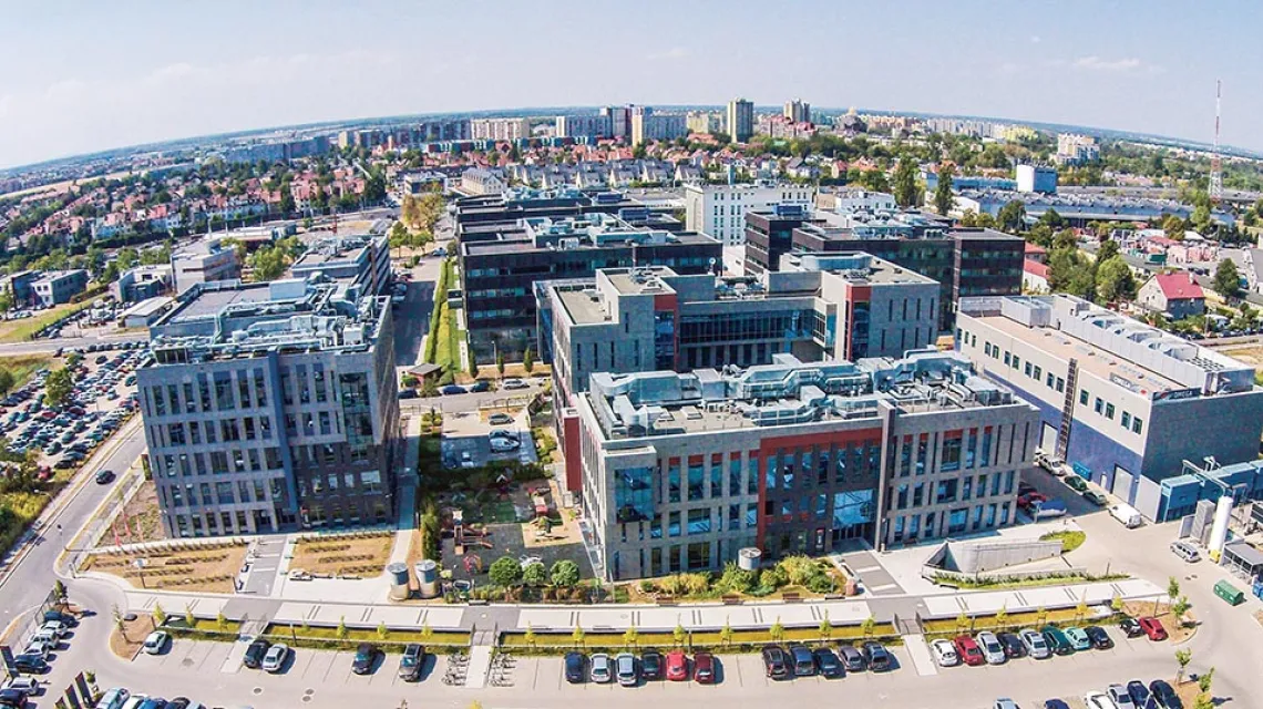 Podstawą działania Wrocławskiego Parku Technologicznego (panorama na zdjęciu) jest inwestowanie w przyszłość innowacyjnych firm, którym oferuje się tu nie tylko powierzchnie biurowe, ale też usługi i pracownie umożliwiające prowadzenie biznesu. / WPT / MATERIAŁY PRASOWE