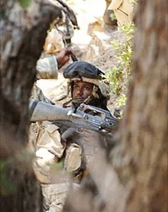 Amerykański żołnierz na patrolu w afgańskiej prowincji Kunar, sierpień 2006 r. /fot. US.Army -  Bem Minor / 