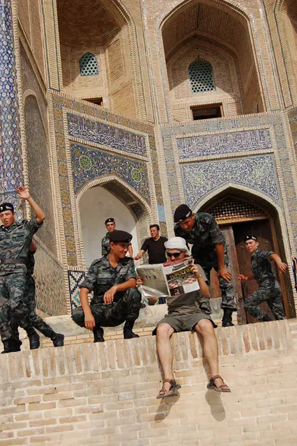 Przed medresą Mir-i-Arab, Buchara, Uzbekistan, 2010 r. / fot. Ilona Wojtaś / 