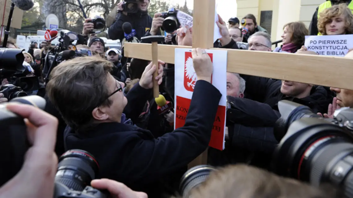 Poseł Janusz Palikot przybija do krzyża Konstytucję przed siedzibą biskupa warszawsko-praskiego Henryka Hosera. Warszawa, 28 października 2010 r. / fot. PAP / Grzegorz Jakubowski / 