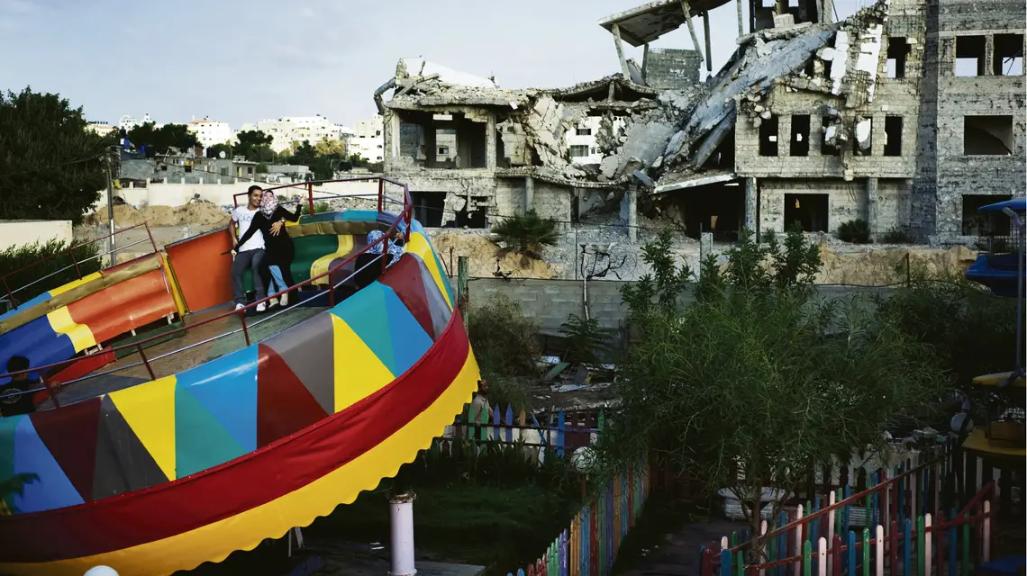 Palestyńczycy w wesołym miasteczku świętują zakończenie Ramadanu. Beit Lahia (Strefa Gazy), 10 września 2010 r. / fot. Alessio Romenzi / Corbis / 