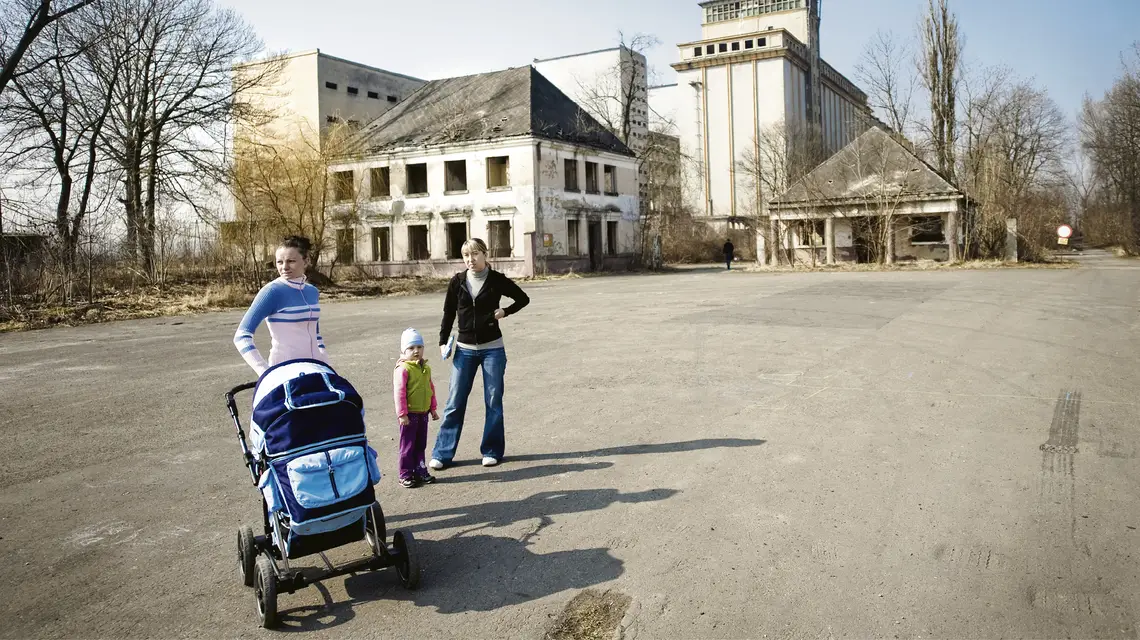 Kozłów, nieczynne zakłady zbożowe. To miejsce miało się nazywać "Plac Prywatyzacji III RP". Marzec, 2011 r. / fot. Jacek Taran / 