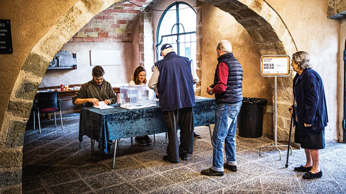 Głosują mieszkańcy Bascary w Katalonii. Hiszpania, 26 maja 2019 r. / EMILIO MORENATTI / AP / EAST NEWS
