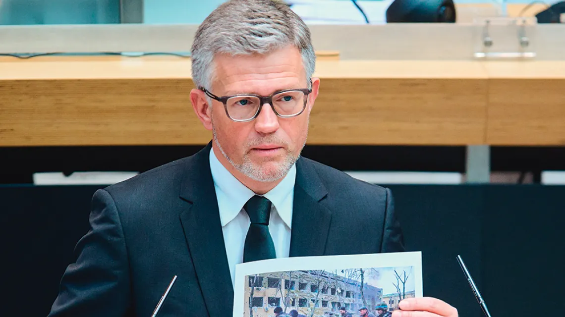 Ambasador Ukrainy w Niemczech Andrej Melnyk pokazuje w parlamencie w Berlinie zdjęcia ofiar wojny. 10 marca 2022 r. / ANNETTE RIEDL / DPA / AFP / EAST NEWS